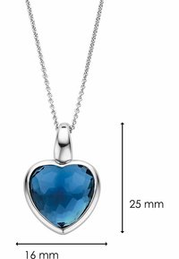 Blauer herzförmiger Anhänger mit facettiertem Design, gefasst in einem silberfarbenen Metall, mit einer Kettenlänge von 25 mm und einer Breite von 16 mm.