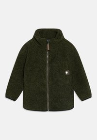 Fleecejacke in dunkelgrün mit hohem Kragen, Frontreißverschluss, Seitentaschen und kleinem Logodetail. Weiche Textur und lässige Passform.