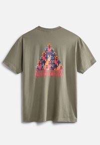 Camiseta de algodón verde oliva con un gráfico colorido de sombreros dispuestos en una pirámide con el texto "NAPAPIJRI geographic" debajo.