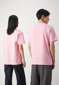 Tommy Jeans VARSITY TEE UNISEX - Camiseta estampada - ballet pink