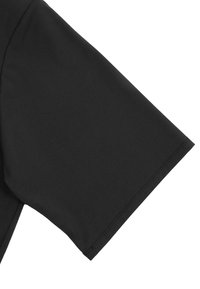 Czarna tkanina o gładkiej fakturze; charakteryzuje się szerokim, luźnym krojem rękawów; wykończona czystymi brzegami z minimalnymi detalami szwów.