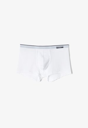 Boxers pour hommes blancs avec une ceinture élastique de marque et une poche avant profilée, posés à plat sur un fond blanc.
