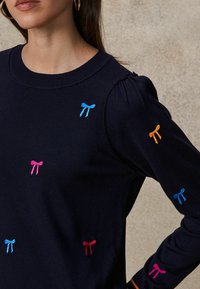 Next CREW NECK EMBROIDERED TALL  REGULAR FIT - Svetrík - navy blue with rainbow bows