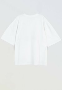 Prosta, biała, krótko rękawowa, oversize t-shirt z okrągłym dekoltem, wyeksponowana na jasnym tle.