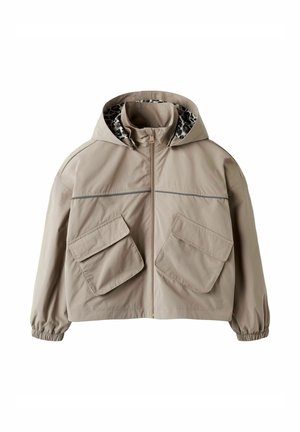 Beige hettejakke med frontglidelås, to store skrå klaffelommer, elastiske mansjetter og leopardmønster på innsiden av hetten.