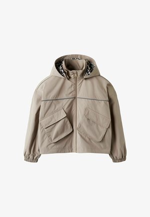 Veste beige à capuche avec fermeture éclair à l'avant, deux grandes poches à rabat inclinées, poignets élastiques et doublure à imprimé léopard à l'intérieur de la capuche.