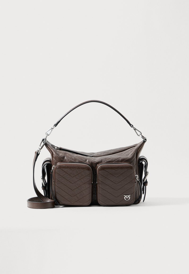 Bolso de mano de cuero marrón oscuro con dos bolsillos delanteros con cremallera, una cremallera superior y correas de hombro y de mano desmontables.