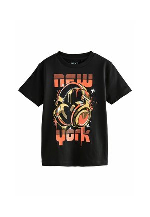 Svart bomull t-shirt med en livlig grafik av hörlurar och texten "NEW YORK" i djärva orange, gula och vita detaljer.