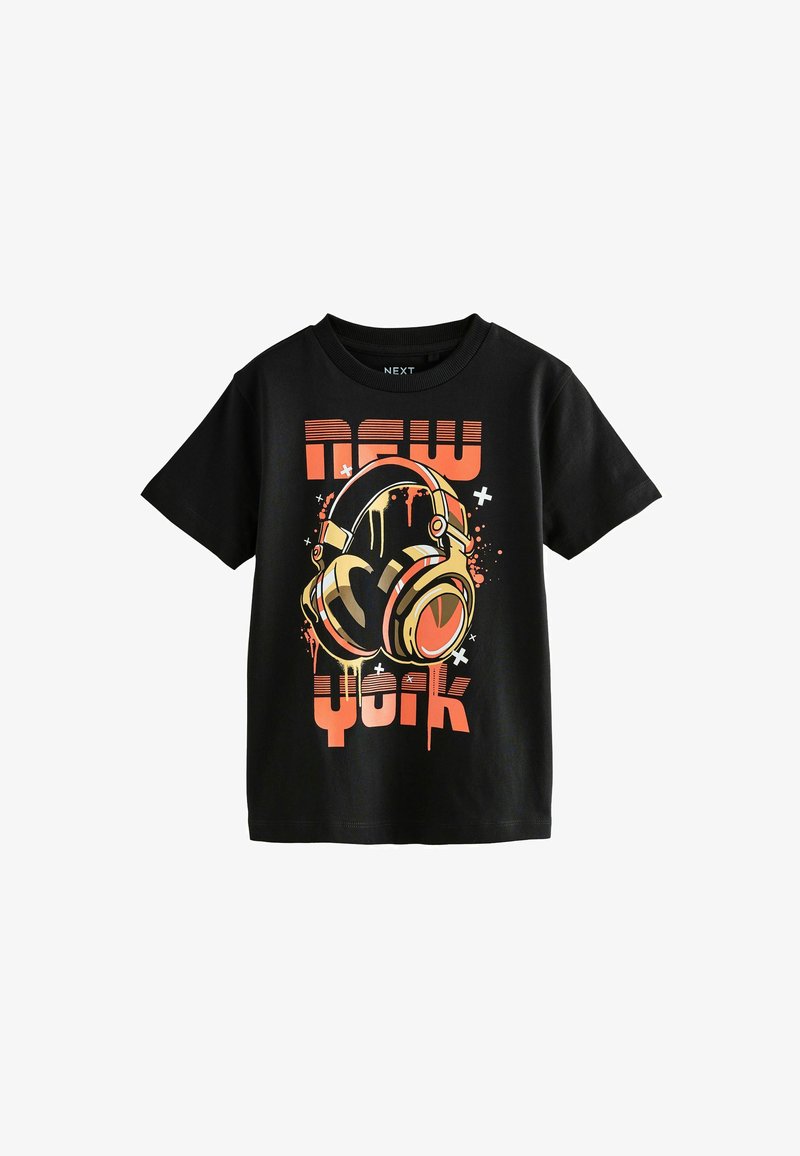 T-shirt noir à manches courtes avec un graphisme de casque orange et jaune et un texte stylisé indiquant "NEW YORK" sur le devant.