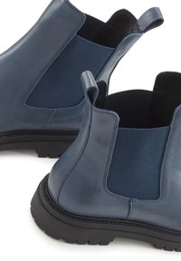 Blaue Leder-Ankle-Boots mit elastischen Seiteneinsätzen, runden Zehen und strukturierten Gummisohlen. Mit Zuglaschen für einfaches An- und Ausziehen.