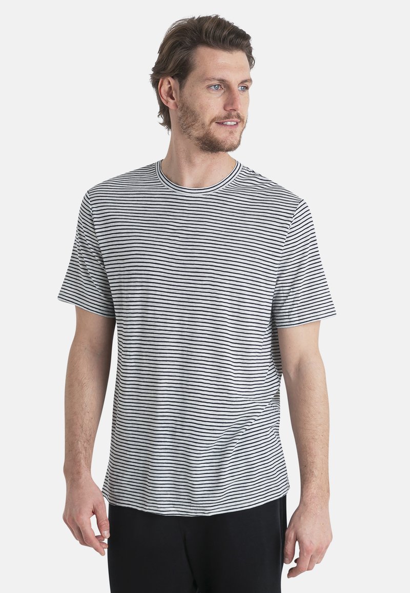 Raidallinen t-paita, joka on valmistettu pehmeästä kankaasta, jossa on vaakasuoria musta-valkoisia raitoja, pyöreä kaula-aukko ja lyhyet hihat. Vakiokokoinen.