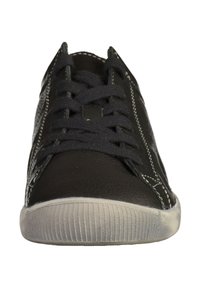 Černá kožená teniska s texturovaným povrchem, plochými tkaničkami, bílými švy a gumovou podrážkou s vroubky.