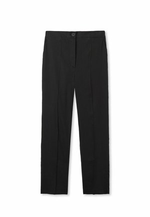 Schwarze Hose aus einem glatten Stoff, mit geradem Bein, vorderen Falten, einem Knopfverschluss und seitlichen Taschen.