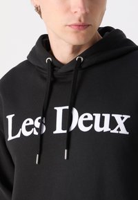Les Deux CHARLES HOODIE - Jersey con capucha - black/white