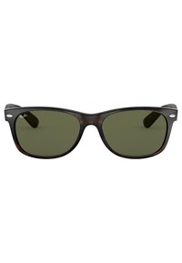 Occhiali da sole Ray-Ban con montatura in plastica tartarugata e lenti verdi, caratterizzati da una forma a occhio di gatto retro e un dettaglio in argento con logo sul lato sinistro.