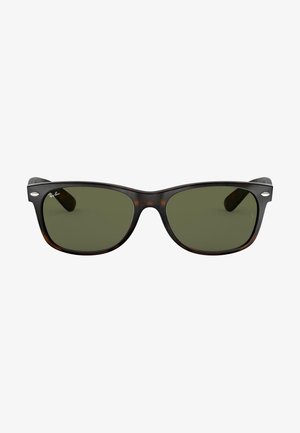 Occhiali da sole Ray-Ban con montatura in plastica tartarugata e lenti verdi, caratterizzati da una forma a occhio di gatto retro e un dettaglio in argento con logo sul lato sinistro.