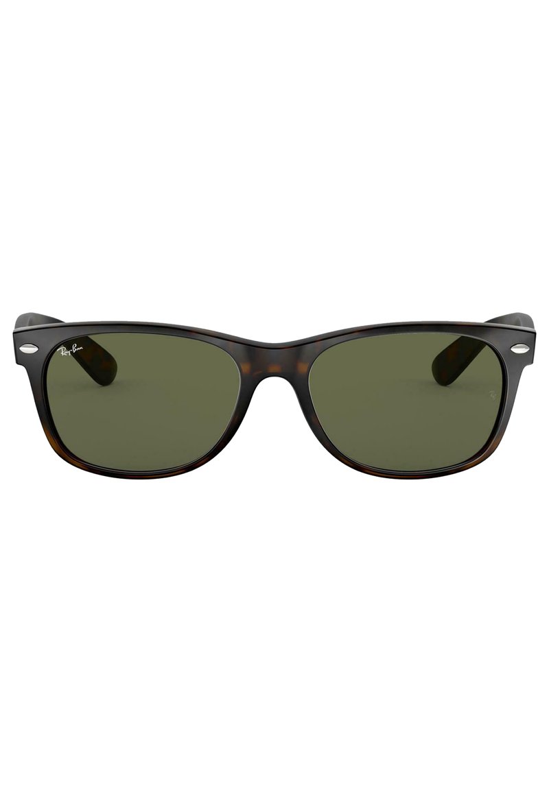 Occhiali da sole Ray-Ban con montatura in plastica tartarugata e lenti verdi, caratterizzati da una forma a occhio di gatto retro e un dettaglio in argento con logo sul lato sinistro.