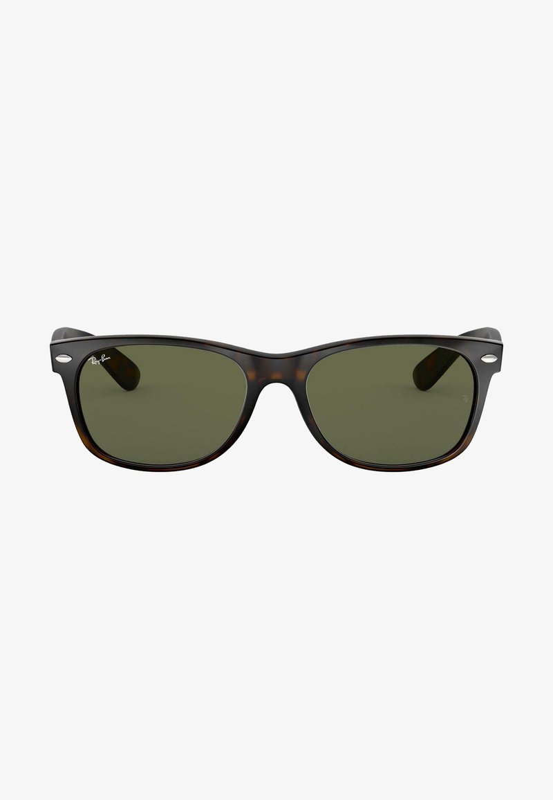 Occhiali da sole Ray-Ban con montatura in plastica tartarugata e lenti verdi, caratterizzati da una forma a occhio di gatto retro e un dettaglio in argento con logo sul lato sinistro.