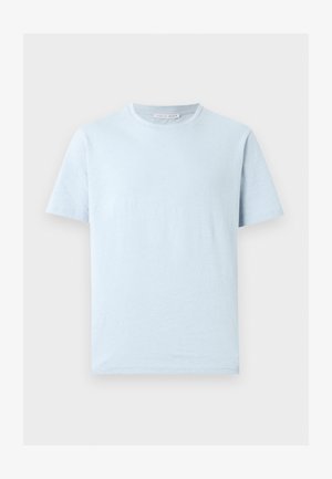 Svetlo modra bombažna majica s kratkimi rokavi in okroglim izrezom, ravnim spodnjim robom, prikazana na enobarvnem svetlem ozadju.