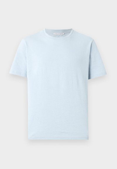 Φωτεινό γαλάζιο βαμβακερό κοντομάνικο μπλουζάκι με στρογγυλή λαιμόκοψη και ίσια τελειώματα, εμφανισμένο σε απλό ανοιχτό φόντο.