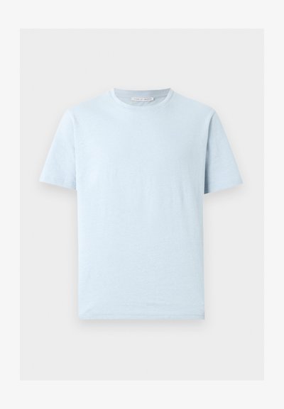 Φωτεινό γαλάζιο βαμβακερό κοντομάνικο μπλουζάκι με στρογγυλή λαιμόκοψη και ίσια τελειώματα, εμφανισμένο σε απλό ανοιχτό φόντο.