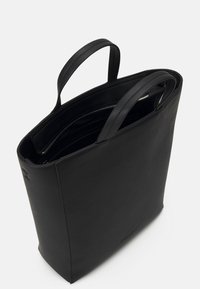 Czarna skórzana torba tote z dwoma uchwytami, minimalistyczny design, gładka tekstura i zamek błyskawiczny na górze. Brak widocznych elementów metalowych.