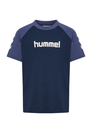 Mørkeblå T-shirt med korte ærmer, lysere blå ærmer, hvidt "hummel" logo på brystet og hvide chevrons på ærmerne.