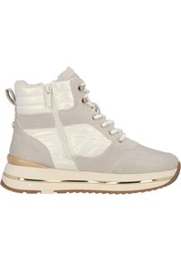 Botines beige de ante texturizado con paneles acolchados brillantes. Cuentan con cordones en la parte delantera, cremallera lateral y una suela de goma contrastante.