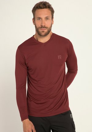 Camisa de manga larga color burdeos, fabricada con un tejido suave, con un escote en V y un logo sutil en el pecho. Diseñada para comodidad y ajuste.