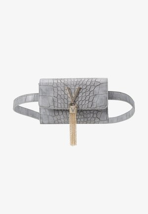 Pequeña riñonera gris con textura de cocodrilo, con cierre dorado en forma de V y borlas colgantes de cadena dorada, unida a una correa de cinturón ajustable y a juego.