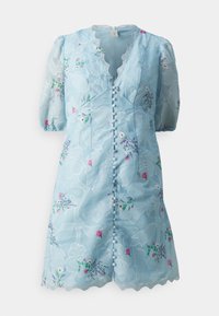 Vaaleansininen mekko, jossa on kukkakirjontaa, teksturoitu kangas, laineilureuna, puffihihat ja nappisuljenta. Elegantti ja naisellinen muotoilu.