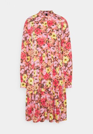 Langærmet kjole med høj krave og lagdelt skørt i et lyst blomsterprint med pink, røde og gule blomster på en ferskenfarvet baggrund.