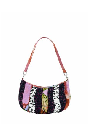 Barevná kabelka přes rameno s zakřiveným horním okrajem, vícebarevným abstraktním vzorem a jedním popruhem s kovovými přezkami.