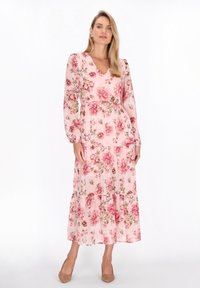 Rochie florala din material roz, cu maneci lungi, decolteu in V si volane suprapuse. Accentuata cu modele florale roz si verzi.