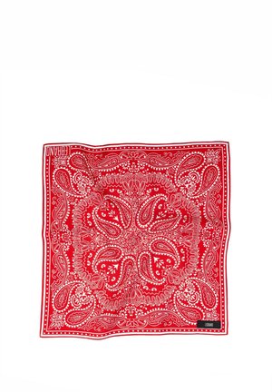 Czerwona bandana z białym wzorem paisley, w kształcie kwadratu i z wykończonymi brzegami. Logo marki widoczne w jednym rogu.