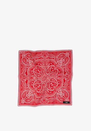 Czerwona bandana z białym wzorem paisley, w kształcie kwadratu i z wykończonymi brzegami. Logo marki widoczne w jednym rogu.