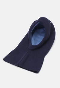Balaclava lavorata a maglia di colore blu navy con un interno azzurro liscio. Presenta una forma arrotondata, una texture a costine sul collo e un'apertura sul viso.