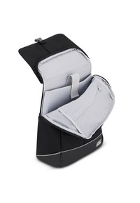 Fekete hátizsák cipzáras rekesszel, szürke belsővel és párnázott szekciókkal a rendszerezéshez. Tartalmaz egy felső fedéllel ellátott részt, amely csatolható.