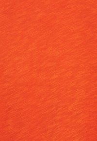 Orange stof med en subtil meleret tekstur. Glat overflade, jævnt vævet, der fremviser en rig farvetone uden synlige mønstre eller accenter.