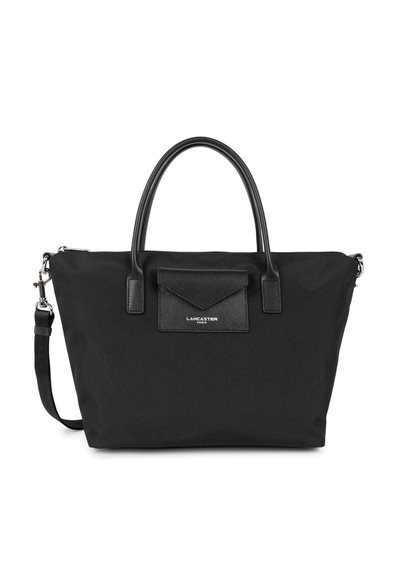 Borsa in tessuto nera con dettagli in pelle, doppi manici superiori, tracolla rimovibile, tasca a patta e dettaglio con logo. Texture liscia e design strutturato.