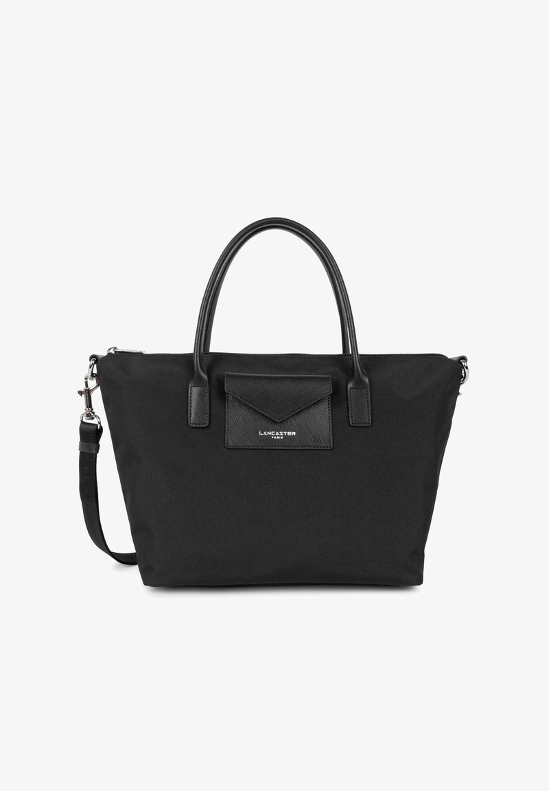 Borsa in tessuto nera con dettagli in pelle, doppi manici superiori, tracolla rimovibile, tasca a patta e dettaglio con logo. Texture liscia e design strutturato.