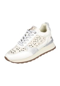 Zapatilla blanca con un diseño de cordones, detalles en plata y una suela texturizada. Presenta un cuello acolchado y cordones planos para un ajuste seguro.