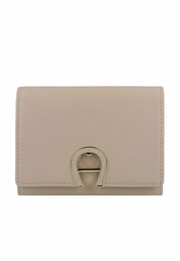 Portafoglio in pelle beige chiaro con una texture a pietra, dotato di una chiusura in metallo argentato a forma di ferro di cavallo. Design compatto e rettangolare.
