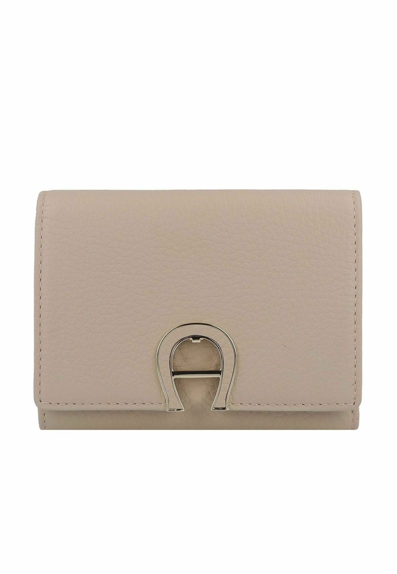Portafoglio in pelle beige chiaro con una texture a pietra, dotato di una chiusura in metallo argentato a forma di ferro di cavallo. Design compatto e rettangolare.