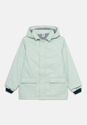 Vaaleanvihreä hupullinen takki, jossa raidallinen vuori, etutaskut läpällä ja tummansiniset joustavat hihansuut, aseteltu tasaisesti valkoiselle taustalle.