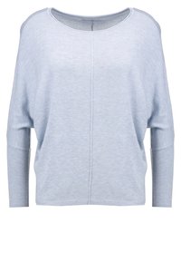 Maglione azzurro chiaro con vestibilità rilassata, scollatura ampia e spalle scese. Tessuto lavorato a maglia e sottili dettagli a coste ai polsini e all'orlo.