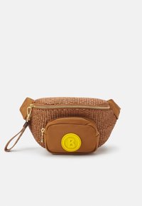 Marsupio in tessuto intrecciato marrone con un compartimento con cerniera color sabbia e una piccola tasca con cerniera che presenta un logo circolare giallo con una "B."