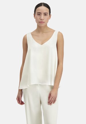 Blouse blanche sans manches avec un col en V, fabriquée à partir d'un tissu lisse, présentant une coupe décontractée et un ourlet fluide. Design simple et minimaliste.