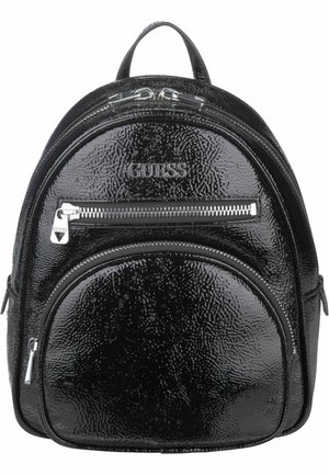 Sac à dos Guess noir brillant texturé avec poignée supérieure, deux compartiments zippés et tirettes argentées sur fond blanc.