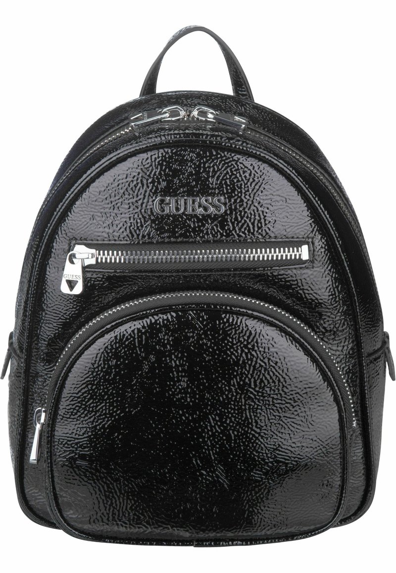 Sac à dos Guess noir brillant texturé avec poignée supérieure, deux compartiments zippés et tirettes argentées sur fond blanc.
